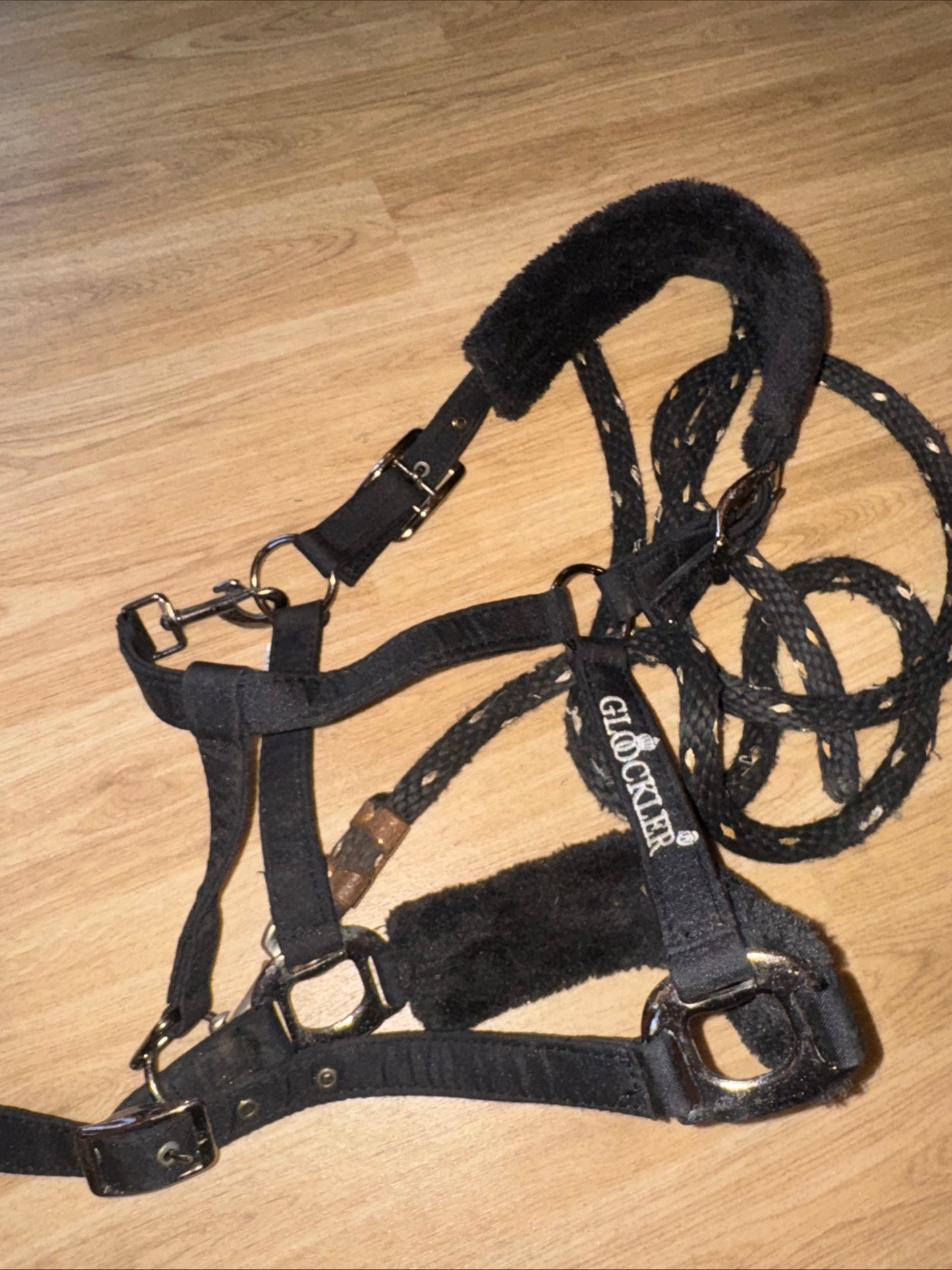 Glöökler Black Fluffy Lined Cob Size Headcollar & Rope