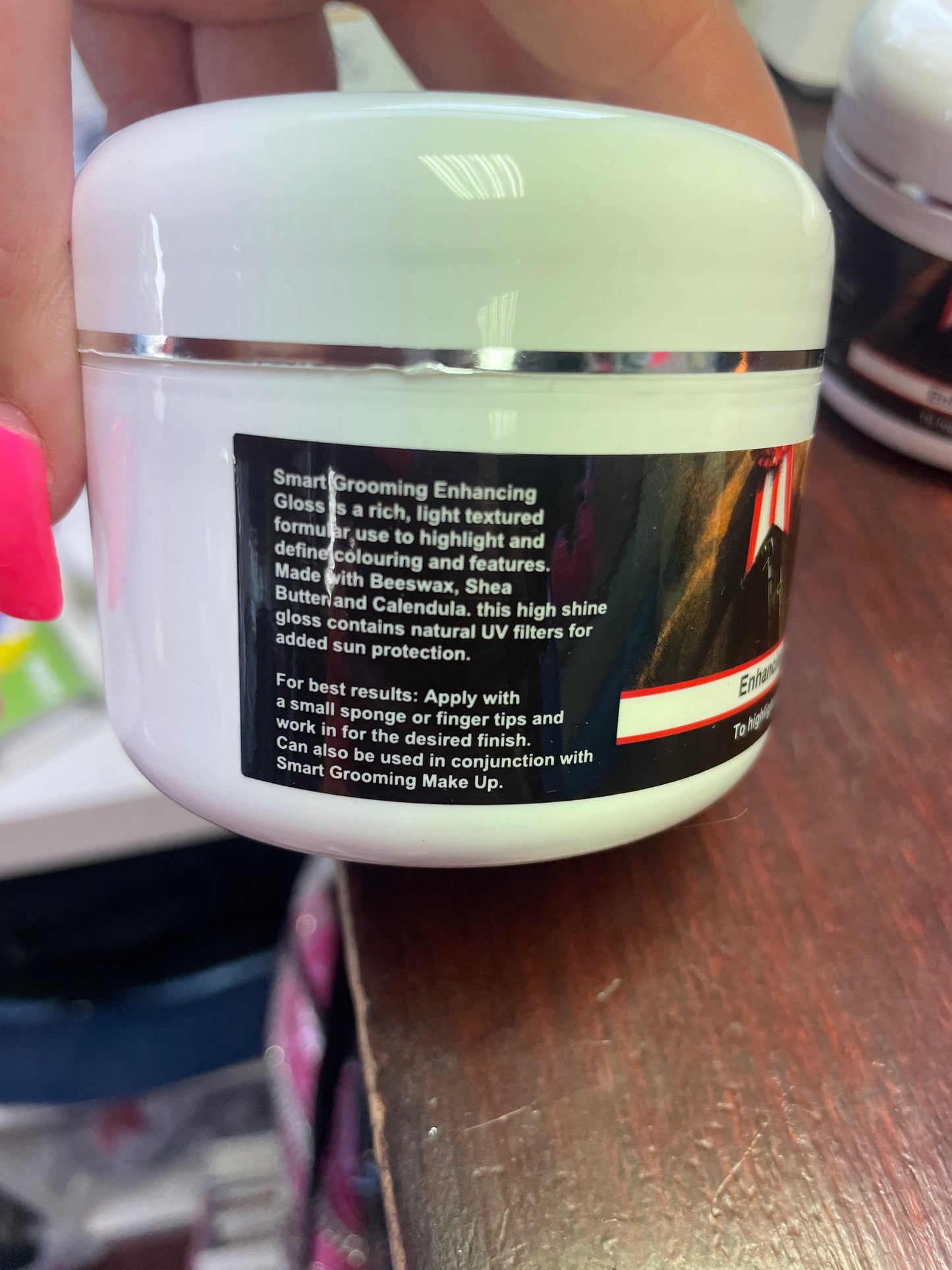 Smart Grooming Enhancing Gloss .