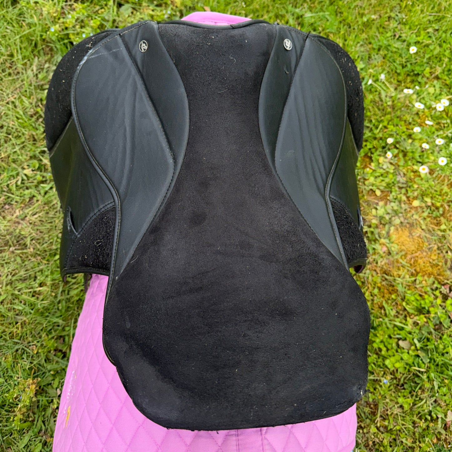 Thorowgood Griffin 17.5” XW Saddle | Sythentic Easy Wipe Clean #502