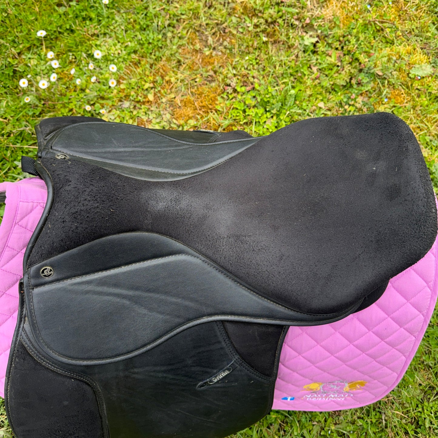 Thorowgood Griffin 17.5” XW Saddle | Sythentic Easy Wipe Clean #501