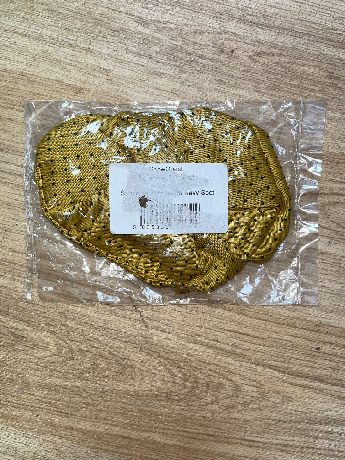 Show Quest Scrunchie Yellow/ Navy Spots