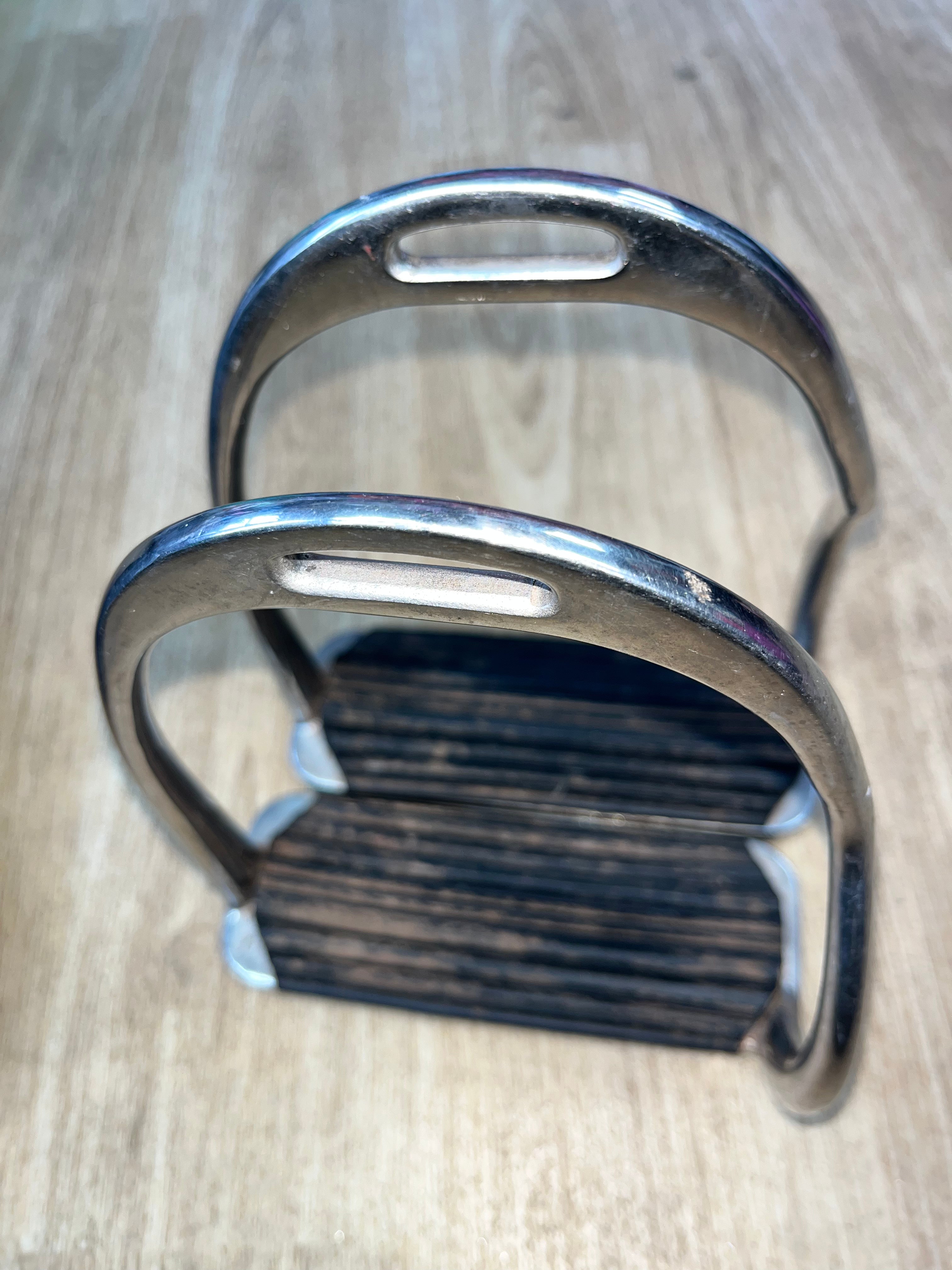 Bent Leg Stirrups 4.75”