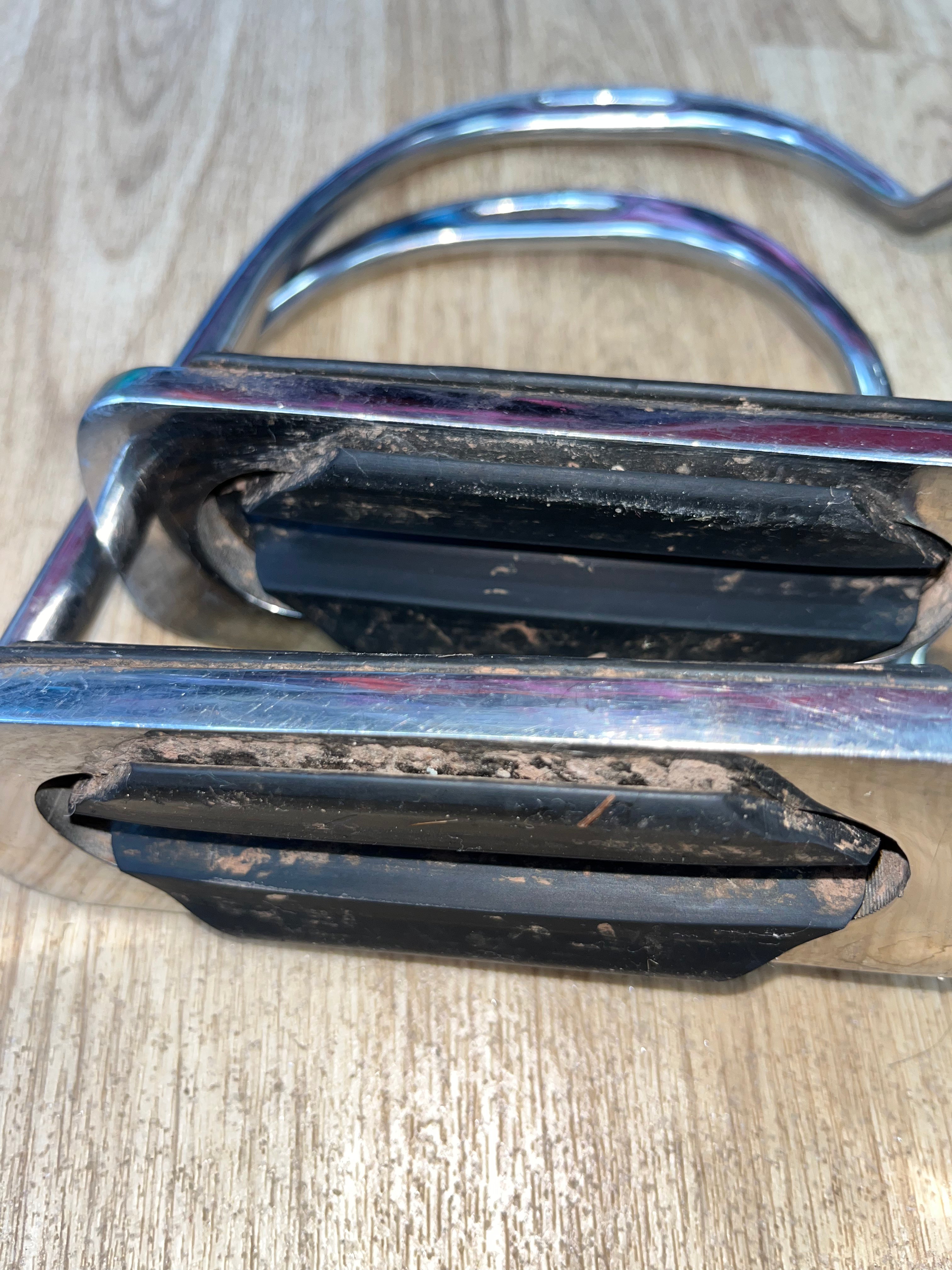 Bent Leg Stirrups 4.75”