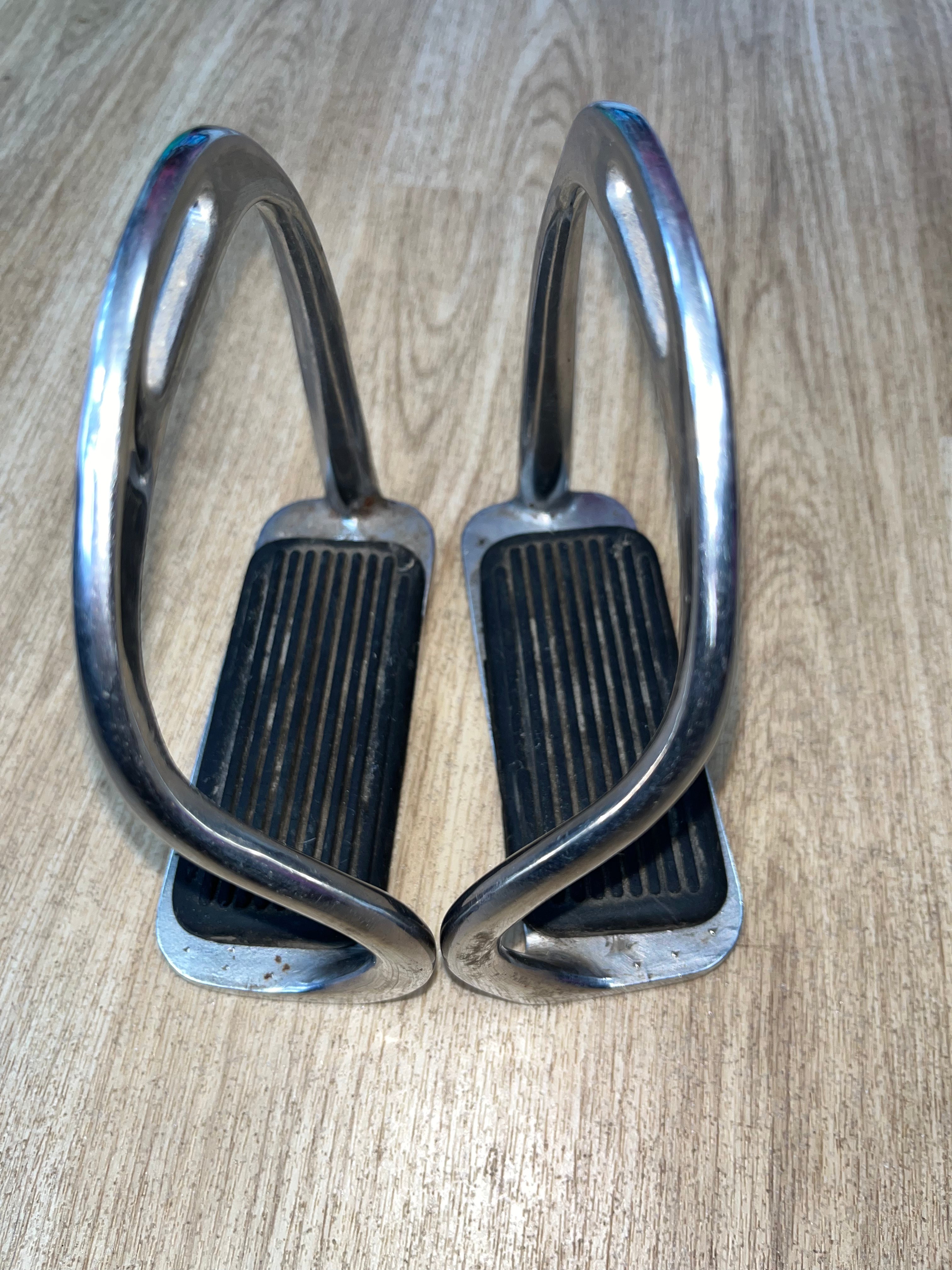 Bent Leg Stirrups 4.1/4”
