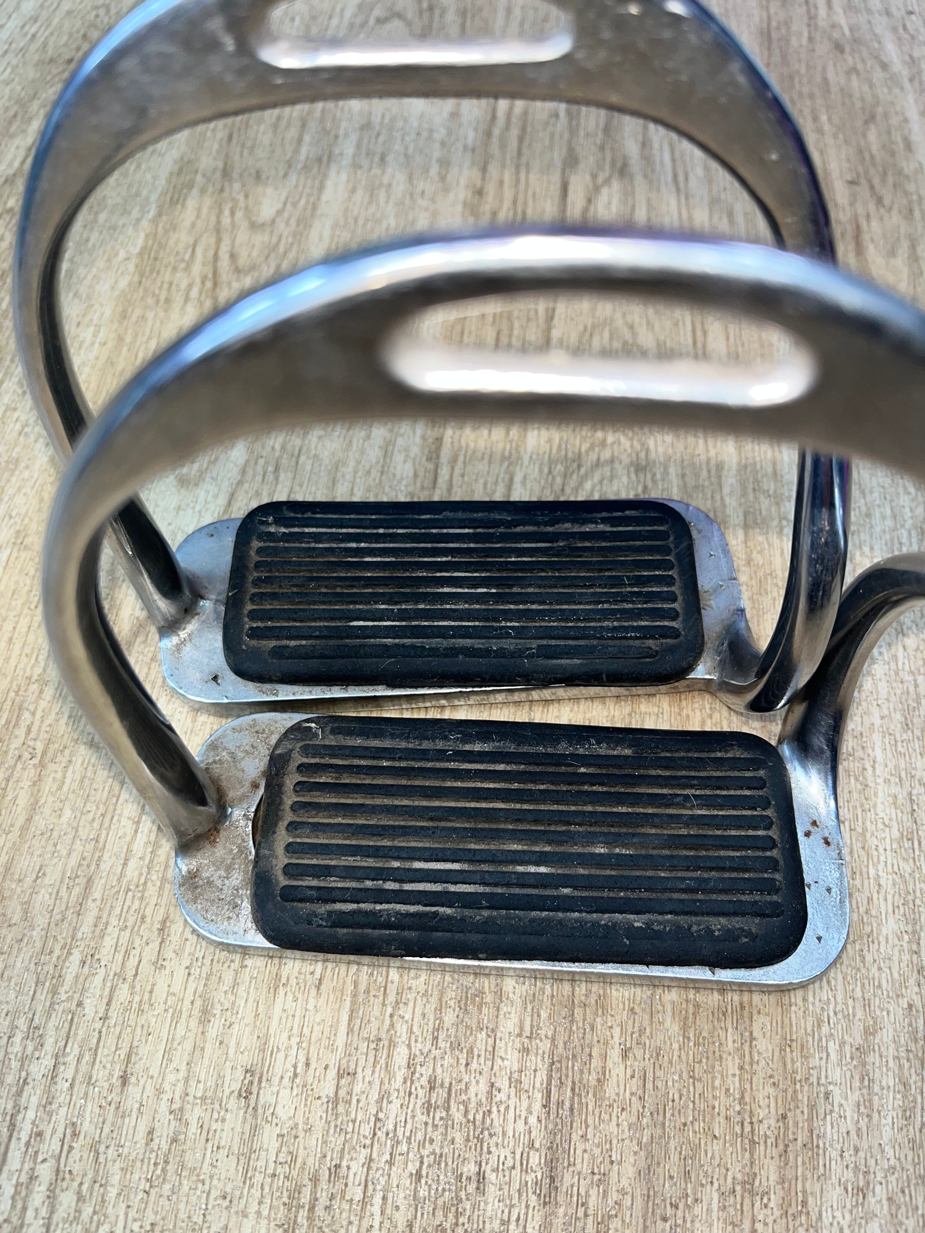 Bent Leg Stirrups 4.1/4”