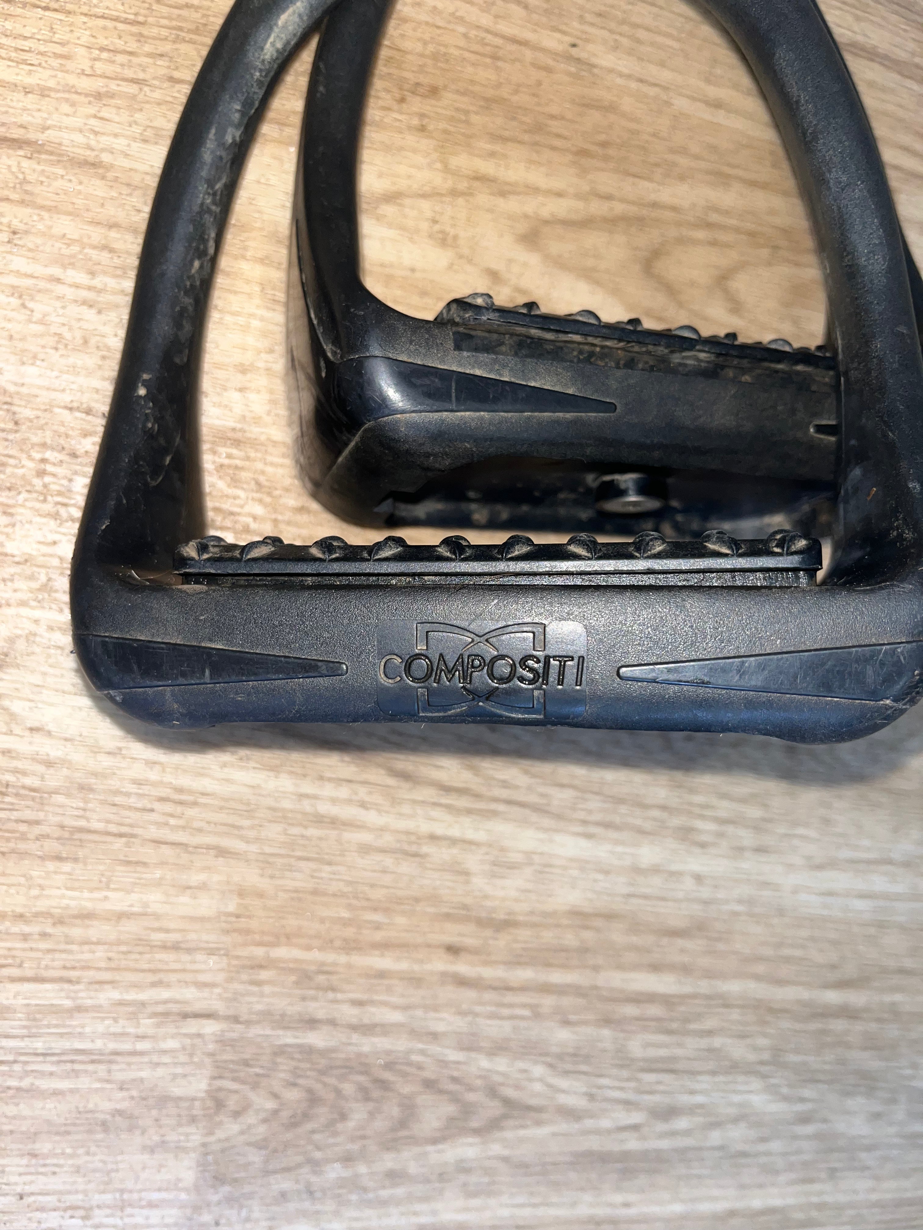 Black Compositi Adult Stirrups 5”