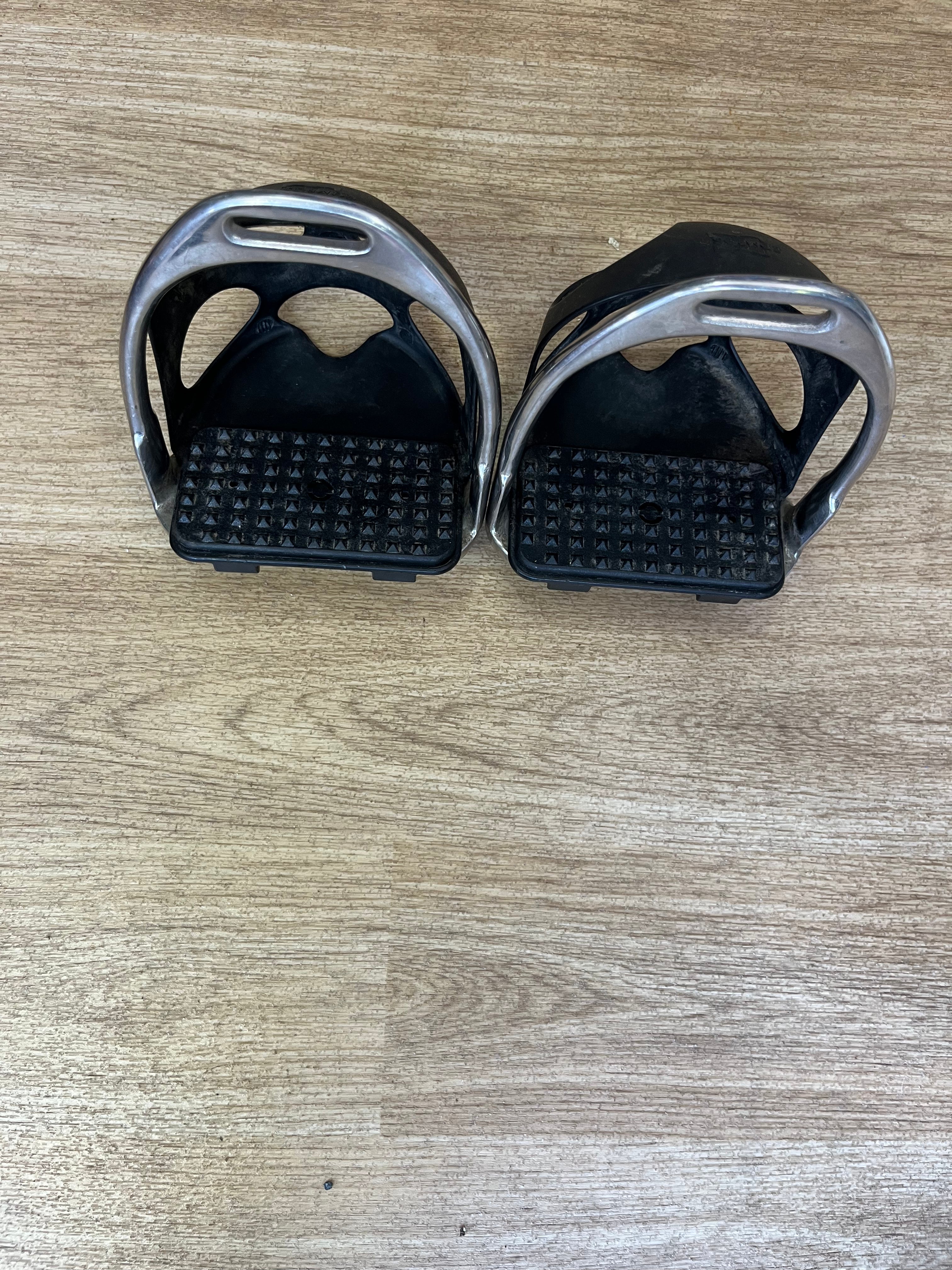 Children’s Stirrups With Safety Cage 4”