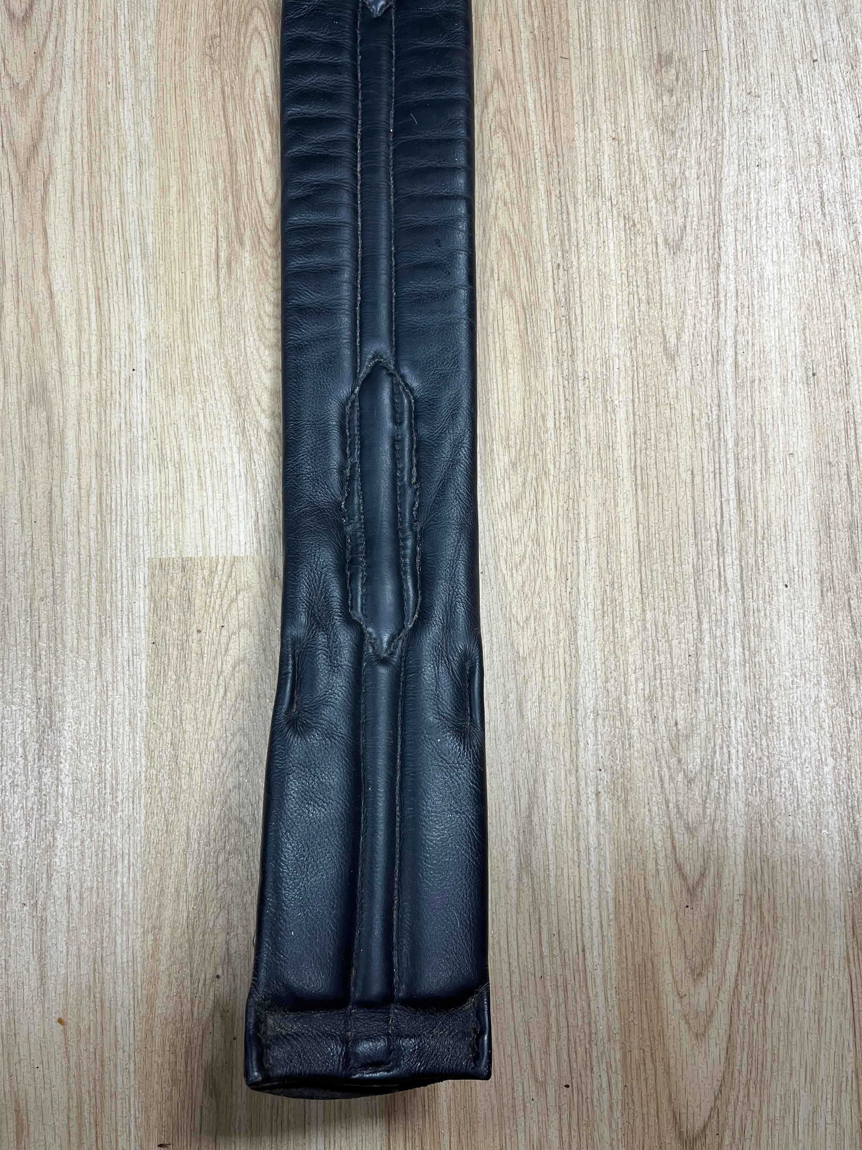Black Leather Humaine Padded Girth 30”